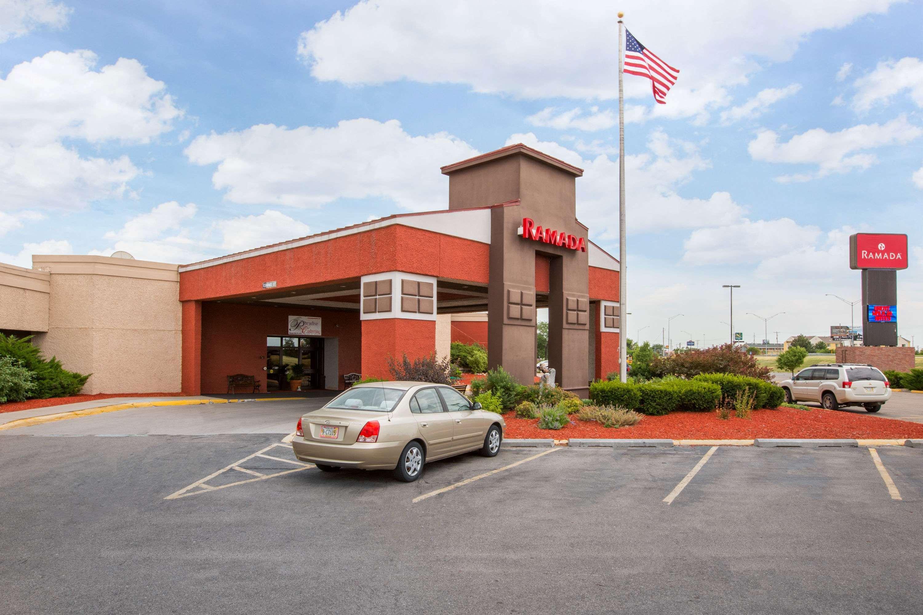 Ramada By Wyndham Kearney Hotel Exterior photo